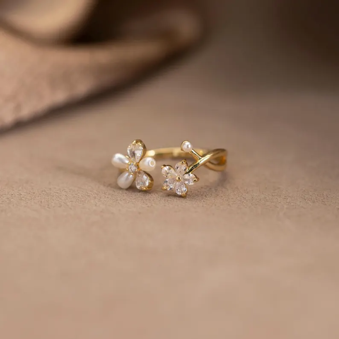 Picture of Pearl Flower Ring with Diamond
