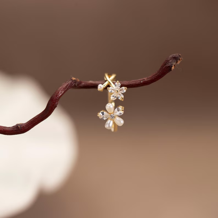 Picture of Pearl Flower Ring with Diamond