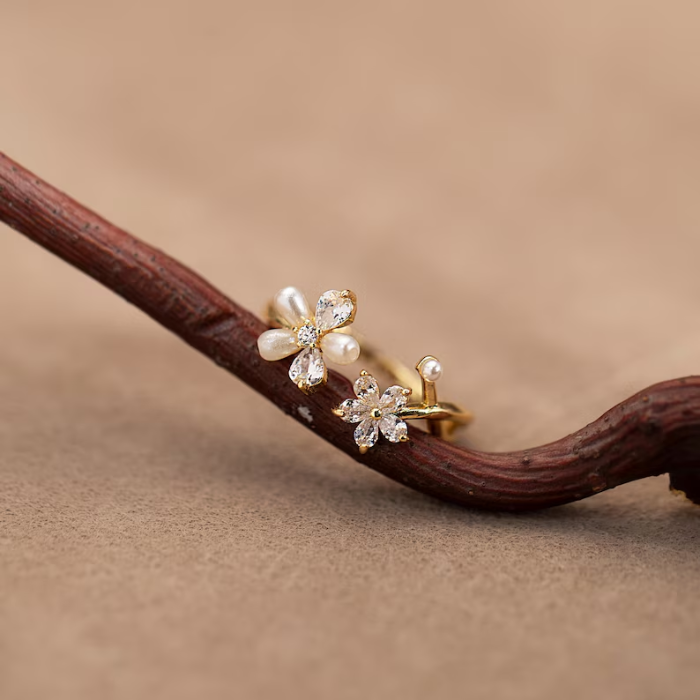 Picture of Pearl Flower Ring with Diamond